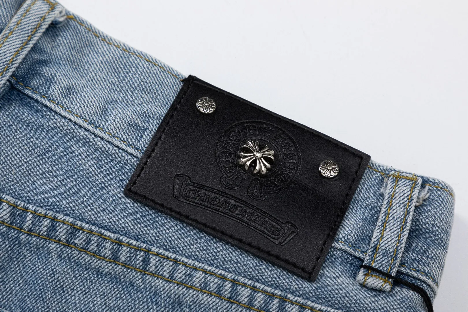 KE926#P180 The only correct leather label version on the market Chrome Hearts CH Cross embroidery distressed jeans Top ceiling quality 100% correct version The correct version is here!  Believe me this must be the best quality you will ever come across! ! Excellent value for money! !  Styles with different washes and textures are very friendly to people with thin legs and thick legs. The straight version is very flattering to the shape of the legs. The moderate length is timeless and easy to match. It is the basis of various styles and a must-have in the wardrobe! ! Add a little stacking to easily control the clean fit trend that has exploded this year. The fabric is stiff but also makes the upper body soft without losing texture. The sides and cuffs of some styles have a bone-wash effect. The vintage flavor pops up all at once. It’s really hard not to love it! ✅Correctly customize the Croxin metal leather label on the back panel. It is not sold directly with the cross on the finished jeans. 1:1 copying strives for excellence and the details are perfectly grasped. ✅The cross leather label is clear and smooth. Exquisite turning top craftsmanship. ✅Buttons, zippers and hardware are all customized versions of the Croxin LOGO. ✅High-cost washing process. Size: 28 30 32 34 36 (5 sizes)